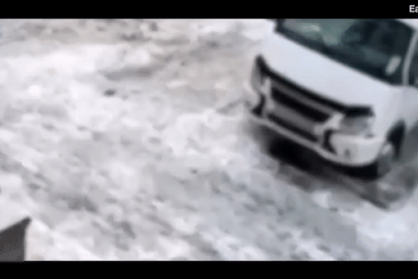 Khoảnh khắc người đàn ông sống sót thần kỳ sau khi rơi từ trên thác nước xuống-1