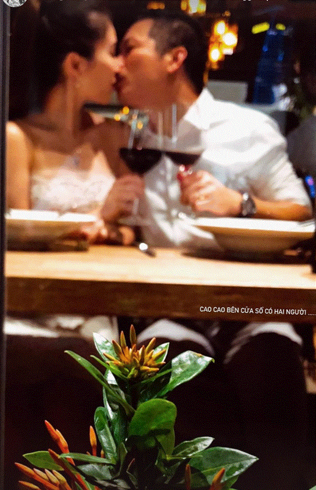 Bà xã Á hậu kém 16 tuổi của Shark Hưng khoe ảnh khóa môi chồng giữa đêm cực kỳ lãng mạn-1