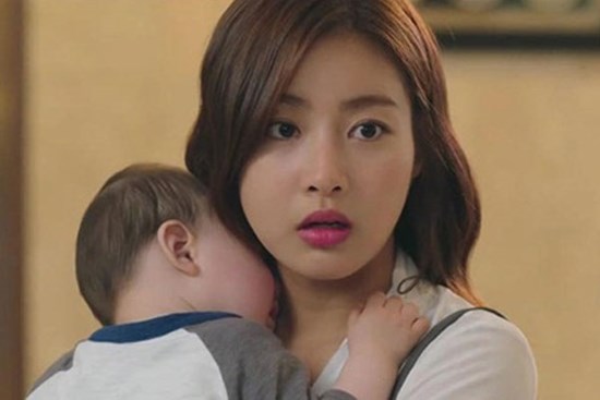 Gặp vợ cũ, chồng rút ví 3 triệu dặn “chăm con tử tế”, nhưng biết xuất thân của đứa trẻ trên tay cô, anh  tái mặt