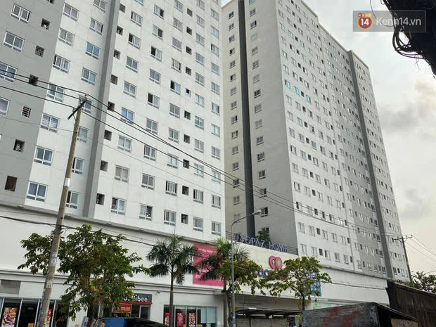 Vụ 2 cô gái trẻ rơi chung cư tử vong ở TP.HCM: Cư dân thấy 2 người mặc áo khoác đen đi thang máy lên sân thượng-1