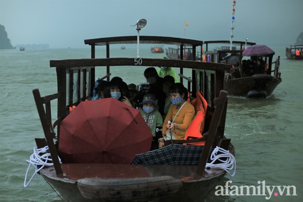 Mặc trời mưa, hàng vạn người đổ xô về chùa Tam Chúc du xuân lễ bái, ban quản lý buộc phải dừng bán vé vì quá tải-1