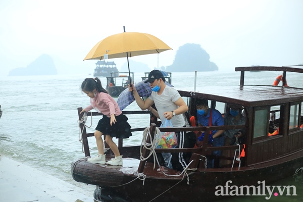 Mặc trời mưa, hàng vạn người đổ xô về chùa Tam Chúc du xuân lễ bái, ban quản lý buộc phải dừng bán vé vì quá tải-2