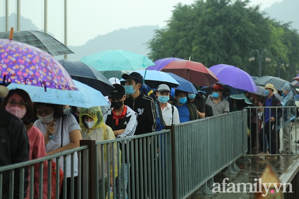 Mặc trời mưa, hàng vạn người đổ xô về chùa Tam Chúc du xuân lễ bái, ban quản lý buộc phải dừng bán vé vì quá tải-3