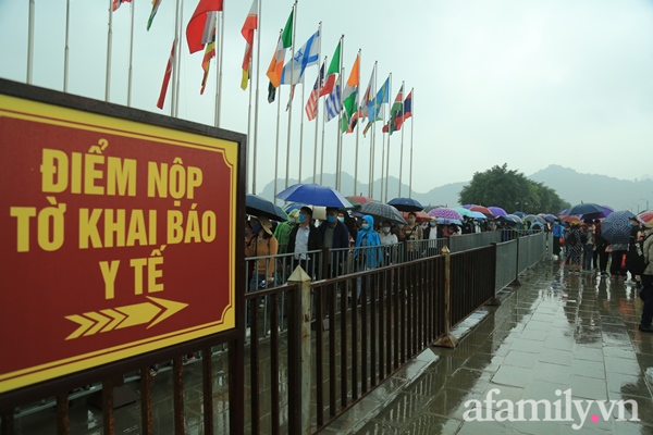 Mặc trời mưa, hàng vạn người đổ xô về chùa Tam Chúc du xuân lễ bái, ban quản lý buộc phải dừng bán vé vì quá tải-4