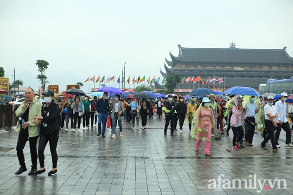 Mặc trời mưa, hàng vạn người đổ xô về chùa Tam Chúc du xuân lễ bái, ban quản lý buộc phải dừng bán vé vì quá tải-5