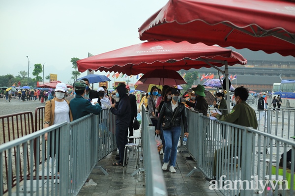 Mặc trời mưa, hàng vạn người đổ xô về chùa Tam Chúc du xuân lễ bái, ban quản lý buộc phải dừng bán vé vì quá tải-6