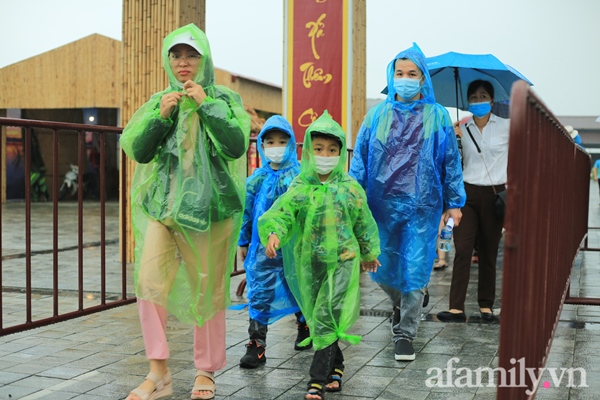 Mặc trời mưa, hàng vạn người đổ xô về chùa Tam Chúc du xuân lễ bái, ban quản lý buộc phải dừng bán vé vì quá tải-7