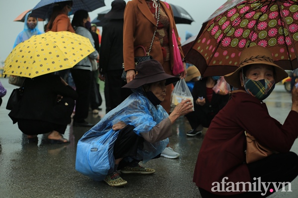 Mặc trời mưa, hàng vạn người đổ xô về chùa Tam Chúc du xuân lễ bái, ban quản lý buộc phải dừng bán vé vì quá tải-10