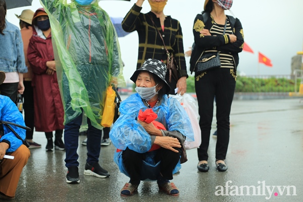 Mặc trời mưa, hàng vạn người đổ xô về chùa Tam Chúc du xuân lễ bái, ban quản lý buộc phải dừng bán vé vì quá tải-9