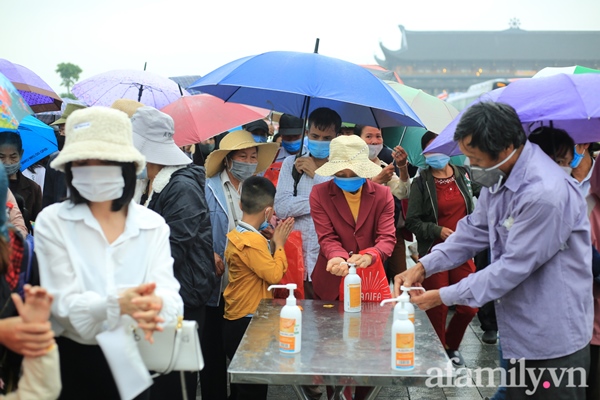 Mặc trời mưa, hàng vạn người đổ xô về chùa Tam Chúc du xuân lễ bái, ban quản lý buộc phải dừng bán vé vì quá tải-11