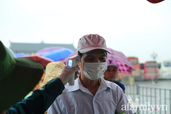 Mặc trời mưa, hàng vạn người đổ xô về chùa Tam Chúc du xuân lễ bái, ban quản lý buộc phải dừng bán vé vì quá tải-12