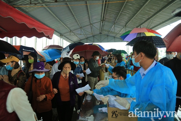 Mặc trời mưa, hàng vạn người đổ xô về chùa Tam Chúc du xuân lễ bái, ban quản lý buộc phải dừng bán vé vì quá tải-13