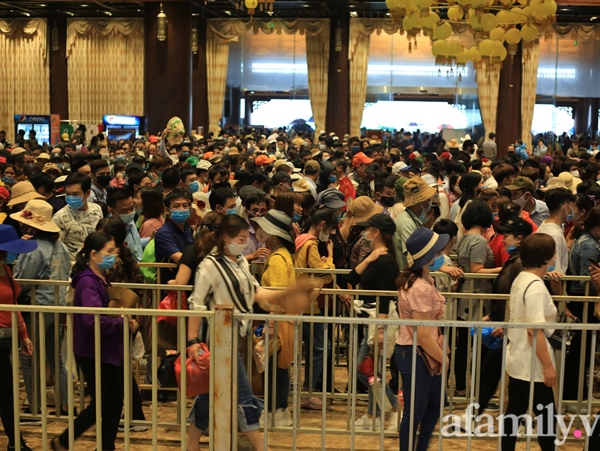 Mặc trời mưa, hàng vạn người đổ xô về chùa Tam Chúc du xuân lễ bái, ban quản lý buộc phải dừng bán vé vì quá tải-14