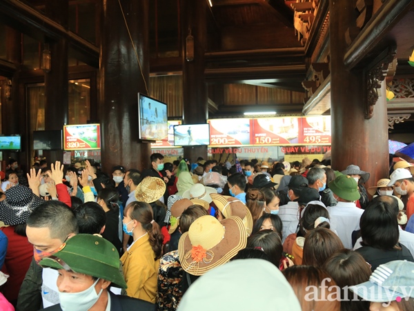 Mặc trời mưa, hàng vạn người đổ xô về chùa Tam Chúc du xuân lễ bái, ban quản lý buộc phải dừng bán vé vì quá tải-15