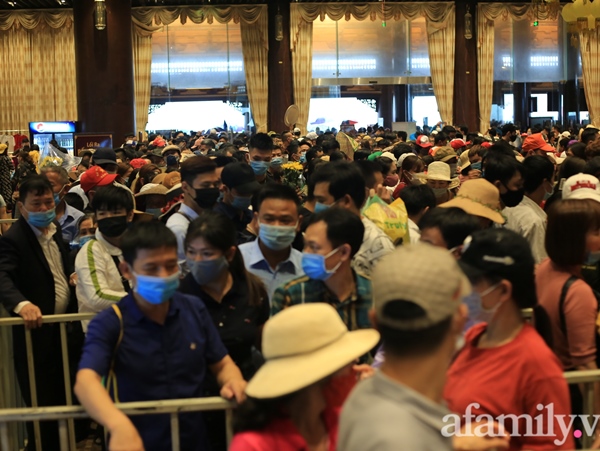 Mặc trời mưa, hàng vạn người đổ xô về chùa Tam Chúc du xuân lễ bái, ban quản lý buộc phải dừng bán vé vì quá tải-17