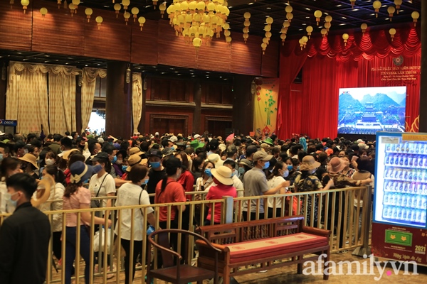 Mặc trời mưa, hàng vạn người đổ xô về chùa Tam Chúc du xuân lễ bái, ban quản lý buộc phải dừng bán vé vì quá tải-18