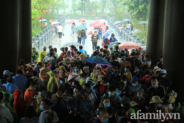 Mặc trời mưa, hàng vạn người đổ xô về chùa Tam Chúc du xuân lễ bái, ban quản lý buộc phải dừng bán vé vì quá tải-19