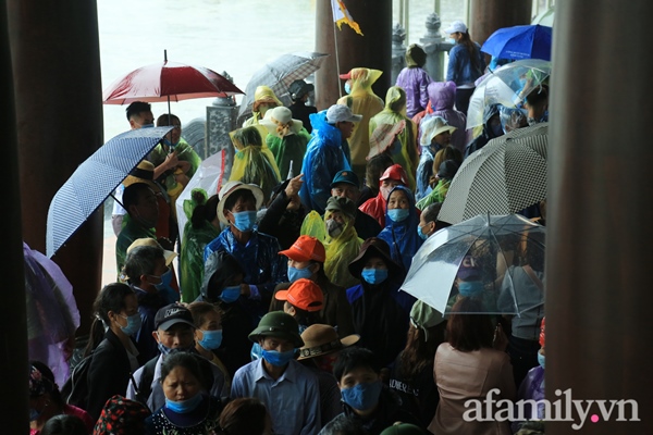 Mặc trời mưa, hàng vạn người đổ xô về chùa Tam Chúc du xuân lễ bái, ban quản lý buộc phải dừng bán vé vì quá tải-20