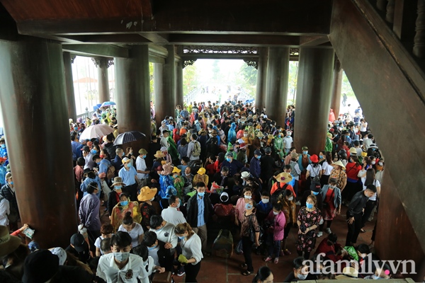 Mặc trời mưa, hàng vạn người đổ xô về chùa Tam Chúc du xuân lễ bái, ban quản lý buộc phải dừng bán vé vì quá tải-21