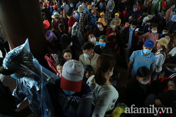 Mặc trời mưa, hàng vạn người đổ xô về chùa Tam Chúc du xuân lễ bái, ban quản lý buộc phải dừng bán vé vì quá tải-22