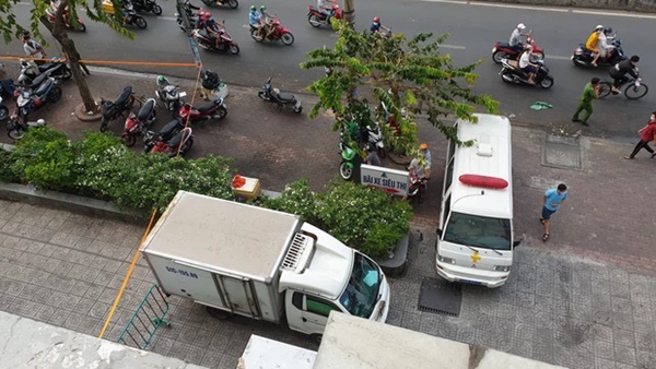 Camera an ninh ghi lại hình ảnh cuối cùng của 2 cô gái trẻ trong thang máy trước khi rơi lầu chung cư ở Sài Gòn-2