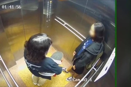 Camera an ninh ghi lại hình ảnh cuối cùng của 2 cô gái trẻ trong thang máy trước khi rơi lầu chung cư ở Sài Gòn