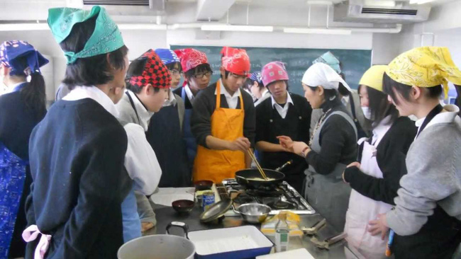 Đưa con trai đến lớp, bà mẹ tình cờ đi theo một phụ huynh khác và phát hiện ra môn học lạ đang được giảng dạy tại trường-1
