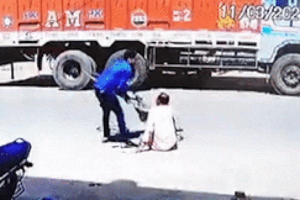 Hành động của tài xế xe máy với ông cụ gây phẫn nộ