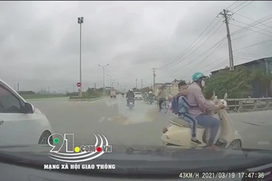 Ông bố vô trách nhiệm với an nguy của các con khiến tài xế bất bình: Clip 