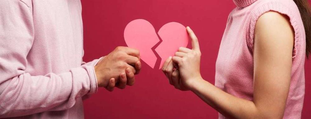 Đêm tân hôn mất điện lại bị người lạ phá đám, vừa nhìn thấy cổ tay cô ấy tôi lập tức bỏ vợ trong phòng mà cầu xin bố mẹ đổi con dâu-1