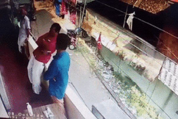 Bố phản ứng cực nhanh cứu con trai lao xe đồ chơi xuống bậc thềm-1