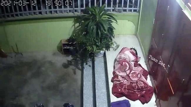 Giành chiến thắng oanh liệt trong cuộc đấu khẩu với vợ, nhưng phần thưởng mà anh chồng nhận được khiến dân mạng vừa thương vừa buồn cười-1