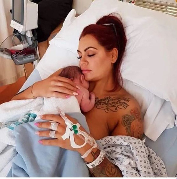 Bé sơ sinh từng gây bão MXH với gương mặt gắt gỏng, hờn dỗi cả thế giới 2 năm sau giờ ra sao?-3