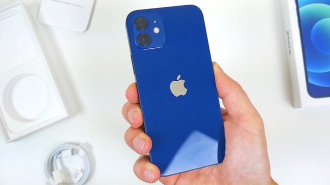 Apple bị phạt vì bán iPhone không kèm sạc-1