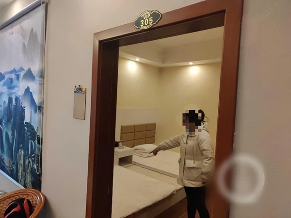 Đi massage kích dục chưa thoả, gã đàn ông tìm cách ngủ lại để giở trò đồi bại với cô lao công rồi nhận về cái kết bi thảm-3