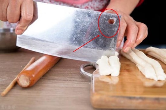 Người làm bếp phải hơn chục năm mới biết được lỗ tròn trên dao, hóa ra có 3 công năng thần kỳ này mà nhiều người không hề biết