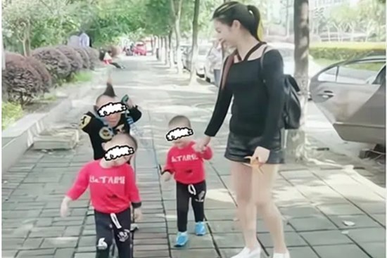 Nhìn qua tưởng bà mẹ đang dắt 3 con, nhưng quan sát kỹ mới bất ngờ phát hiện ra điều bất thường ở cậu 