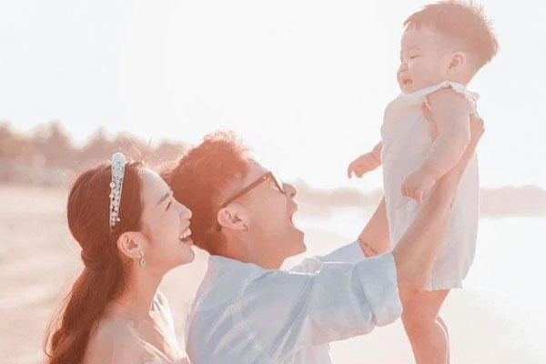 Vợ 2 Minh Nhựa - Mina Phạm chăm chú nhìn chồng hộ tống cháu ngoại trên siêu xe trong tiệc mừng 1 tuổi-4