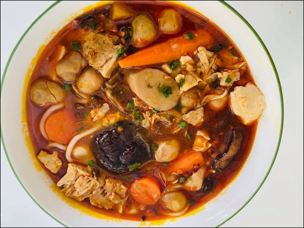 MC Đại Nghĩa làm bún Huế chay ngon mê ly, bạn bè thúc giục: Tài nghệ đỉnh thế này mở quán được rồi!-8