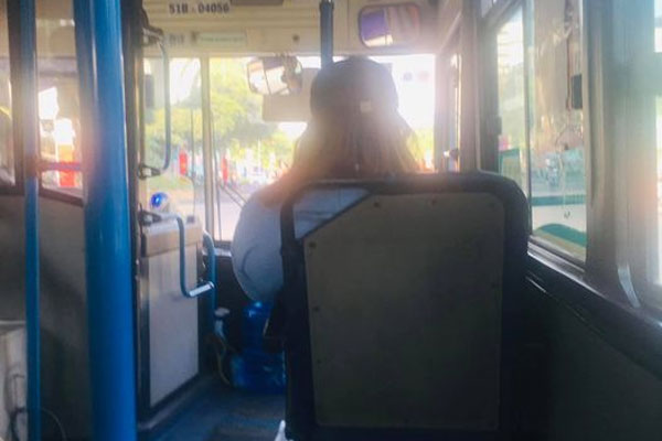 Clip: Bị mời xuống xe vì đeo khẩu trang không đúng cách, nữ khách hàng xe buýt: Tao không xuống, chúng mày đừng bắt nạt tao-2