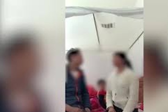 Mâu thuẫn với mẹ chồng, vợ bị chồng tát 23 cái, nôn máu 2 lần trước sự chứng kiến của con