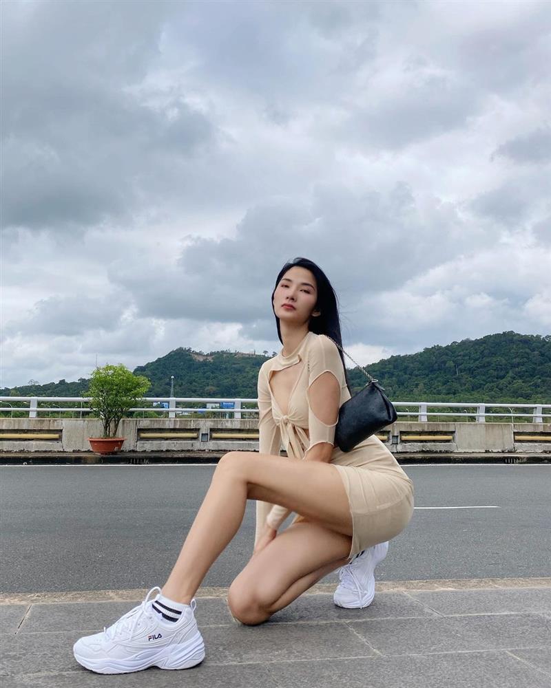 Đụng váy cut-out táo bạo: Hoàng Thùy khoe chân dài nhưng Chi Pu mới chiếm sóng nhờ body chuẩn đét-3