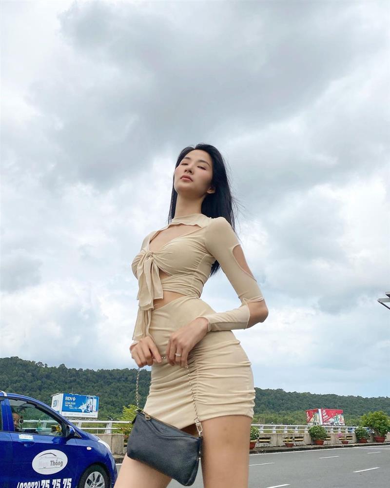 Đụng váy cut-out táo bạo: Hoàng Thùy khoe chân dài nhưng Chi Pu mới chiếm sóng nhờ body chuẩn đét-4