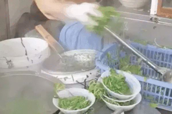 Cô chủ 'cộc tính' quăng đồ tứ tung biến quán ăn thành hiện trường đánh ghen, dân mạng liền vào rao giảng đạo đức vệ sinh