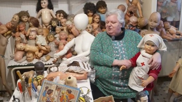 Nữ y tá thuê hẳn ngôi nhà 3 tầng với 10 phòng để cất giữ bộ sưu tập khủng, cảnh tượng bên trong không phải ai cũng dám bước vào-1