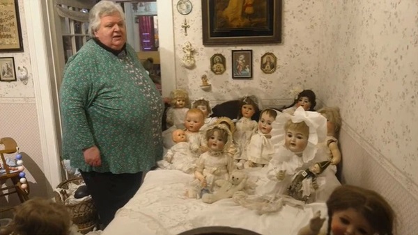 Nữ y tá thuê hẳn ngôi nhà 3 tầng với 10 phòng để cất giữ bộ sưu tập khủng, cảnh tượng bên trong không phải ai cũng dám bước vào-3