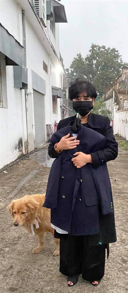 Đăng ảnh ôm áo chồng Tiến sĩ vừa mất, NS Minh Hằng đau đớn: 8/3 anh còn đọc thơ cho em và chúc em ngủ ngon... giờ đây anh về cõi khác-1