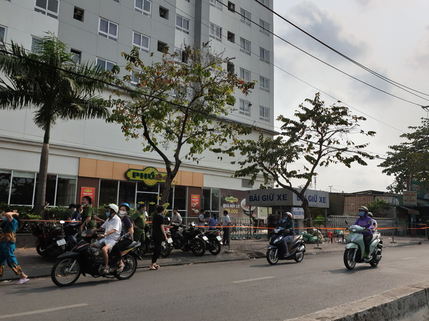 Tài xế xe ôm kể lại cuộc cãi vã của 2 cô gái trước khi đi thang máy lên tầng 20 và rơi xuống đất tử vong-1