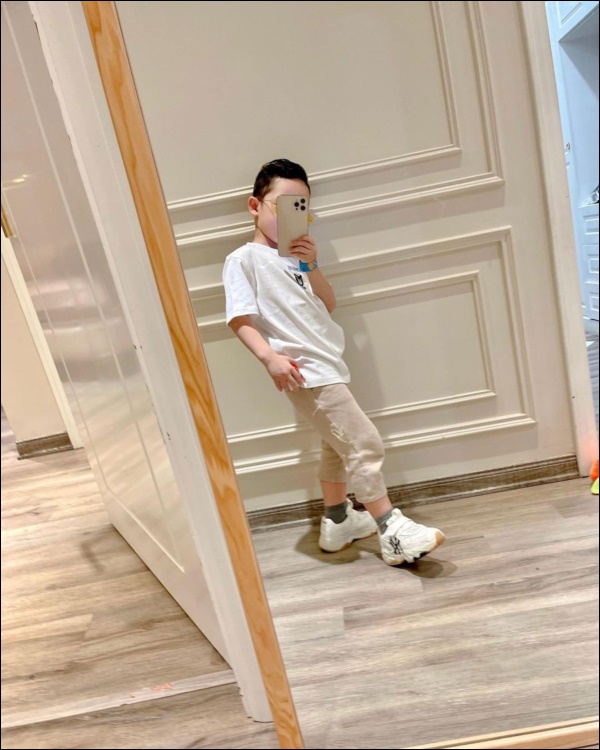 Quý tử điển trai của Ly Kute ra dáng lắm rồi, mượn điện thoại mẹ tự selfie như hotboy thực thụ!-2