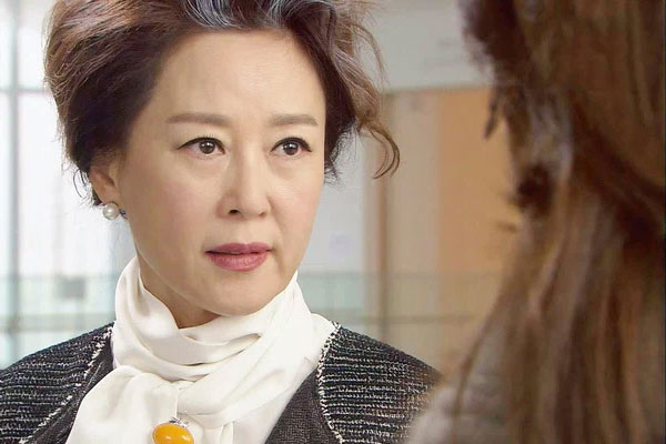 Mẹ chồng trách con dâu vô tâm, chồng nằm viện vẫn đi làm từ sáng đến tối, chị vợ phản pháo 1 câu khiến bà im bặt-1